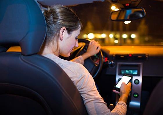 英國開車用手機(jī)導(dǎo)航行但拿著手機(jī)導(dǎo)航不行